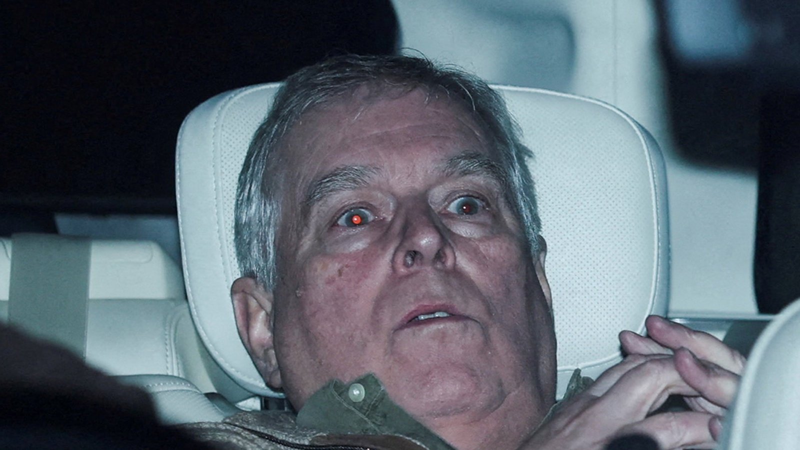 अटकेनंतर माजी प्रिन्स अँड्र्यू यूके पोलिस स्टेशन सोडताना दिसले