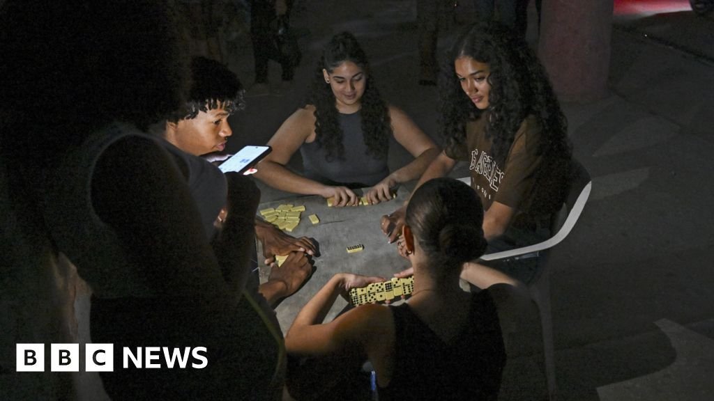 ऊर्जा संकट अधिक गडद होत असताना लाखो क्यूबन अंधारात बुडाले आहेत