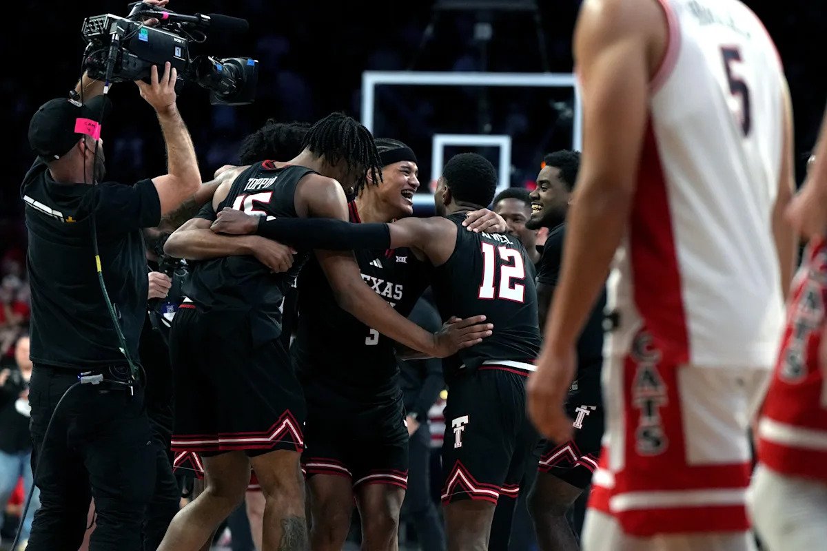 पुरुषांच्या कॉलेज बास्केटबॉल एपी पोल: ऍरिझोना क्रॅशनंतर मिशिगनने नंबर 1 वर झेप घेतली