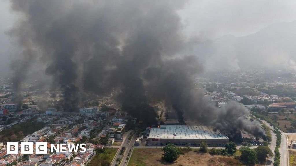 मेक्सिकोने हिंसाचाराच्या लाटेत तुरुंगातून बाहेर पडलेल्या 23 कैद्यांचा शोध घेतला