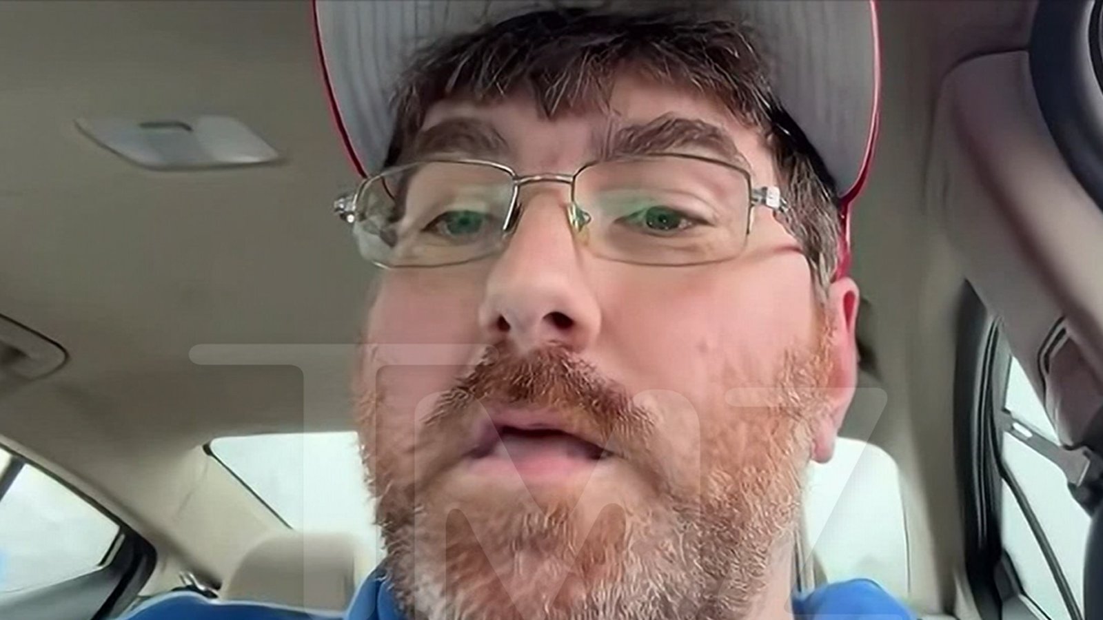 जगातील सर्वात लहान लिंग असल्याचा दावा करणाऱ्या पुरुषाला आव्हान स्वीकारण्यात आनंद होतो