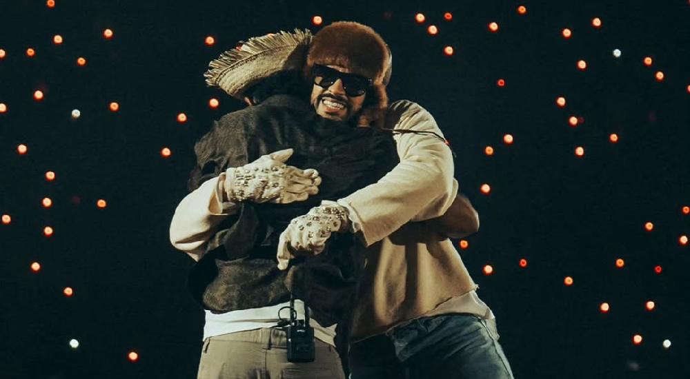 बॅड बनीच्या कॉन्सर्टमध्ये रोमियो सँटोस सरप्राईज गेस्ट म्हणून दिसला