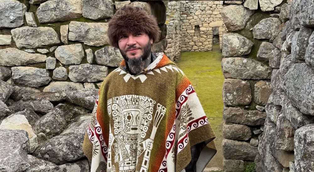 फारुकोने पेरुव्हियन-प्रेरित अल्बम रिलीज करणार असल्याची घोषणा करून चाहत्यांना धक्का दिला