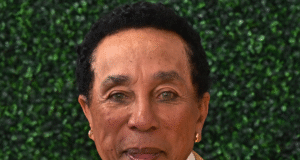 स्मोकी रॉबिन्सन आरोप करणारे म्हणतात की तो चालू असलेल्या कायदेशीर लढाईत ‘अडथळा’ आणत आहे