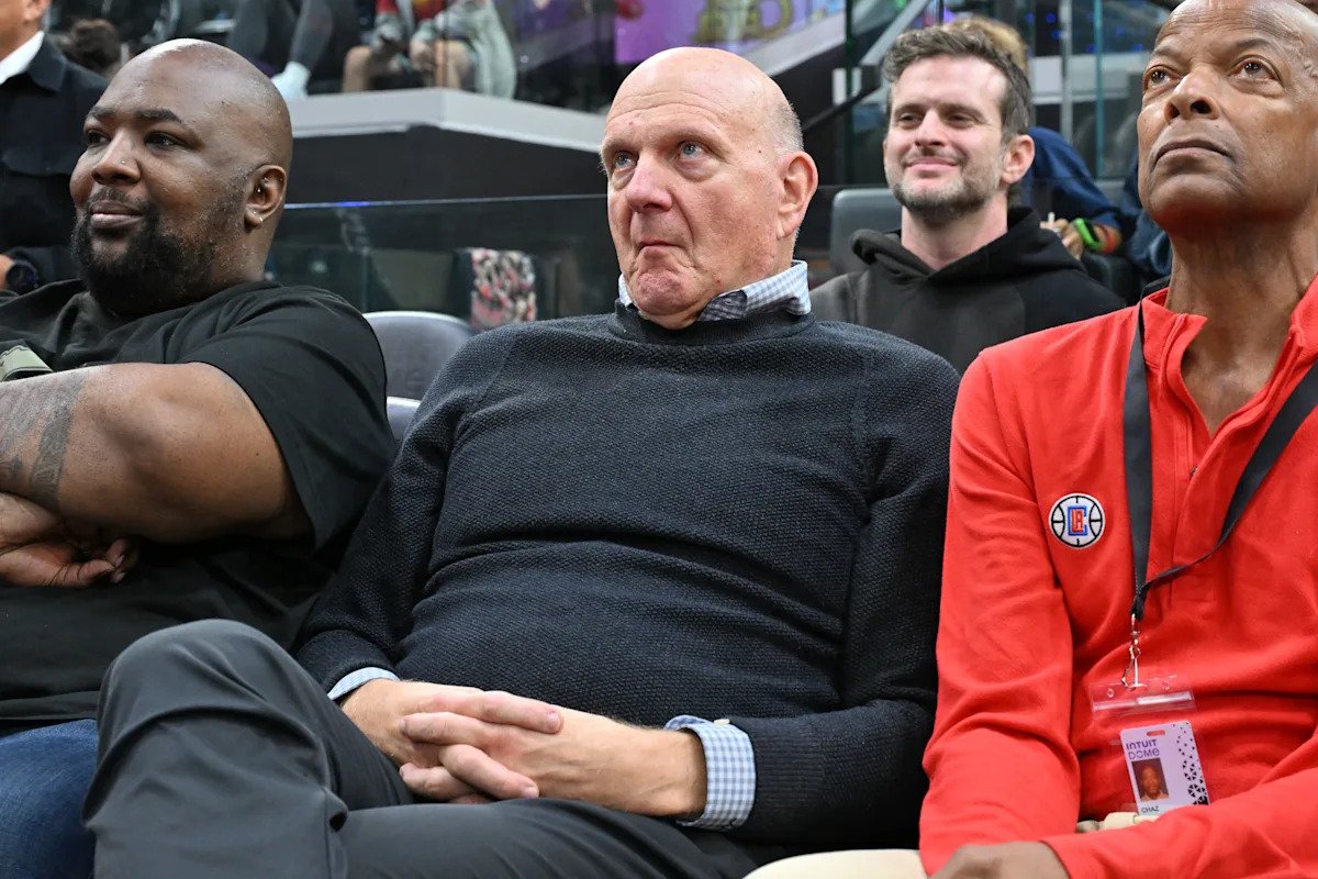 कावी लिओनार्ड स्कँडलसाठी इच्छुक गुंतवणूकदार क्लिपर्सचे मालक स्टीव्ह बाल्मर विरुद्ध खटला दाखल करतात