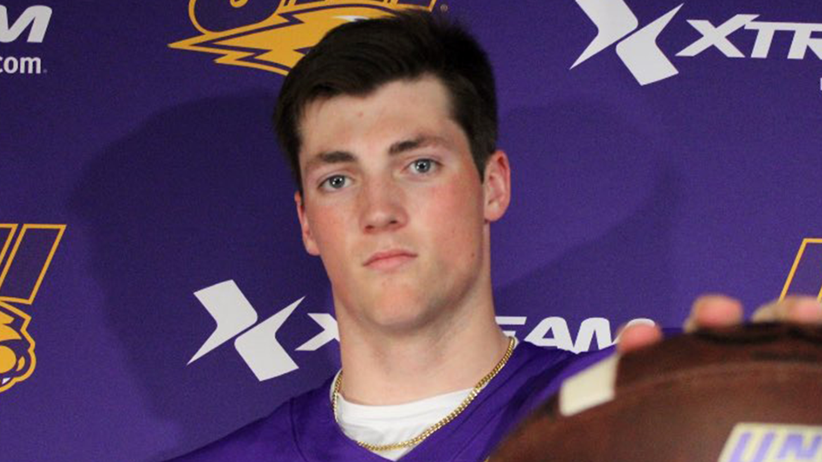 महाविद्यालयीन फुटबॉलपटू पार्कर सदरलँड यांचे वयाच्या १८ व्या वर्षी निधन झाले