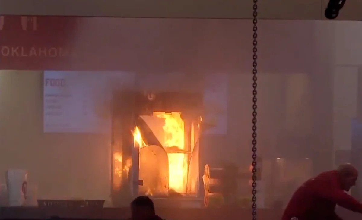 पॉपकॉर्न मशीनला लागलेल्या आगीमुळे ओक्लाहोमाच्या पुरुषांच्या बास्केटबॉलमध्ये जॉर्जियावर विजय मिळण्यास थोडा विलंब झाला