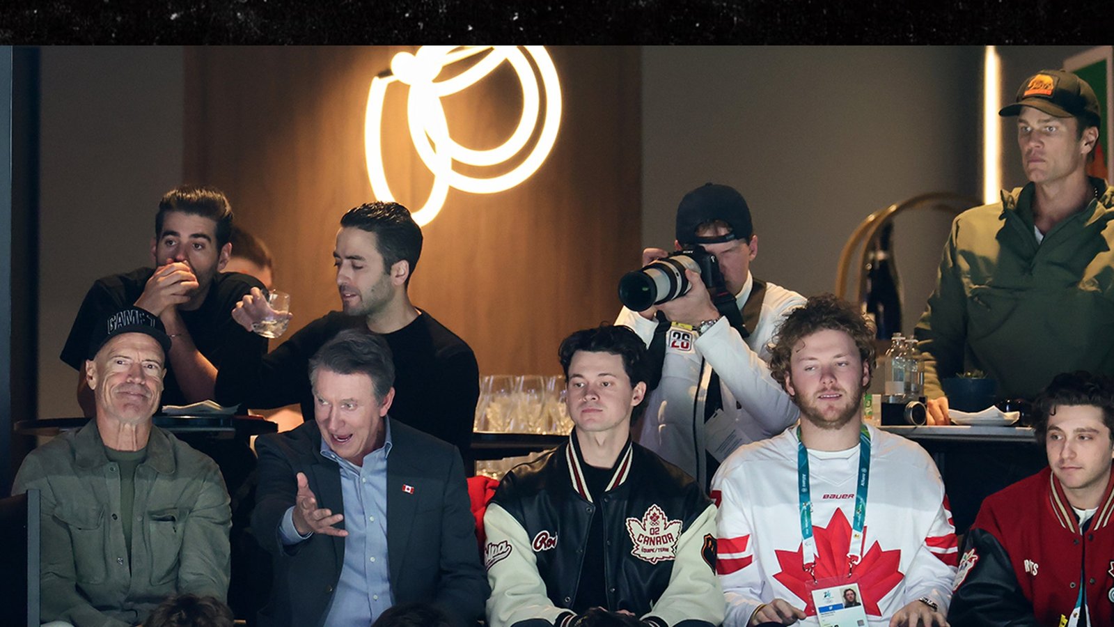 वेन ग्रेट्स्की आणि टॉम ब्रॅडी ऑलिम्पिक हॉकी खेळांसाठी सूट शेअर करतात