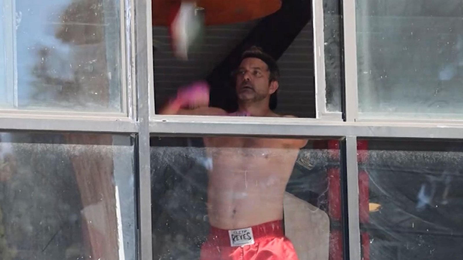 जोशुआ जॅक्सन LA मधील बॉक्सिंग जिममध्ये शर्टलेस व्यायाम करत आहे, व्हिडिओवर