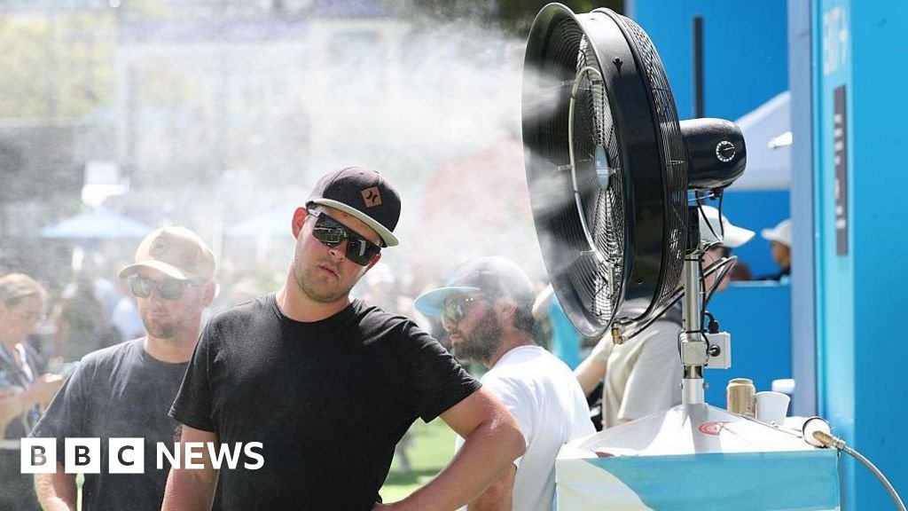 संपूर्ण ऑस्ट्रेलियामध्ये उष्णतेच्या लाटेच्या इशाऱ्यांसह, लाखो लोक राष्ट्रीय दिवस साजरा करत आहेत