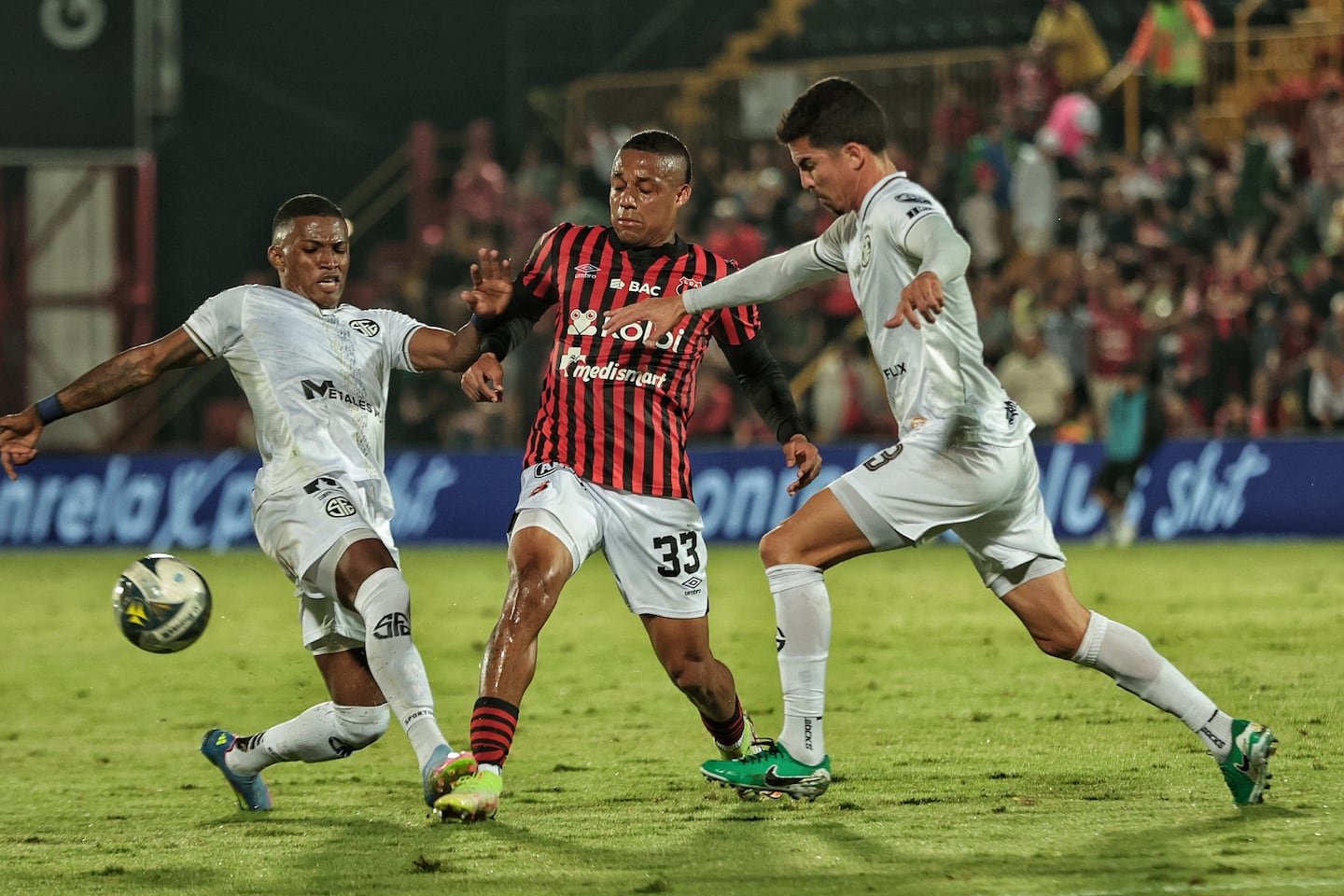 जेसन लुकुमीला त्याच्या दुखापतीची पुष्टी केल्यानंतर अलाजुएलसला बरे होण्यासाठी किती वेळ लागेल?