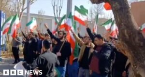 तीव्र दडपशाहीनंतर इराणच्या विद्यार्थ्यांनी प्रथम सरकारविरोधी निदर्शने केली