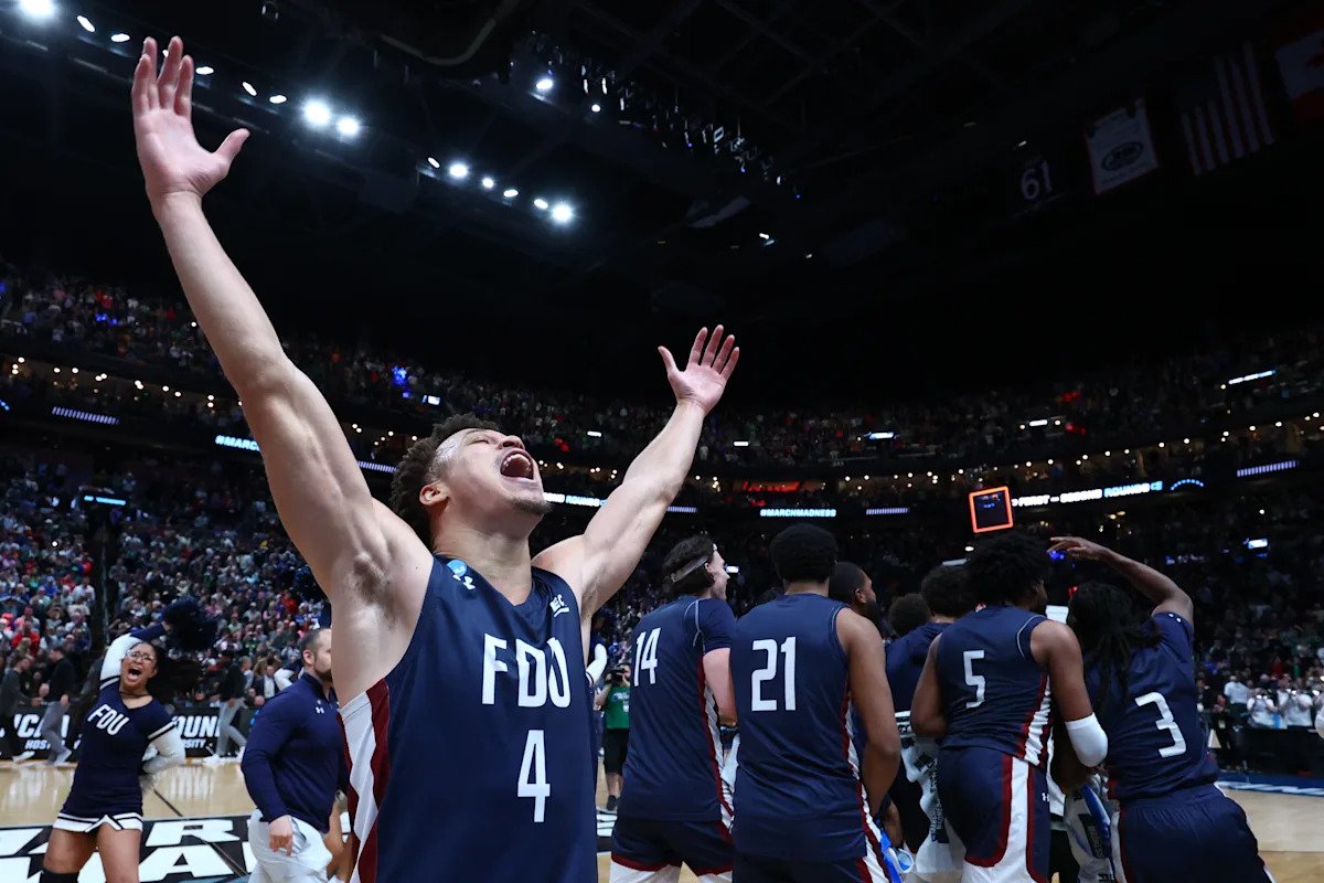 कॉलेज बास्केटबॉल ‘सो लाँग, सिंड्रेला’ म्हणायचा प्रयत्न करत आहे का?