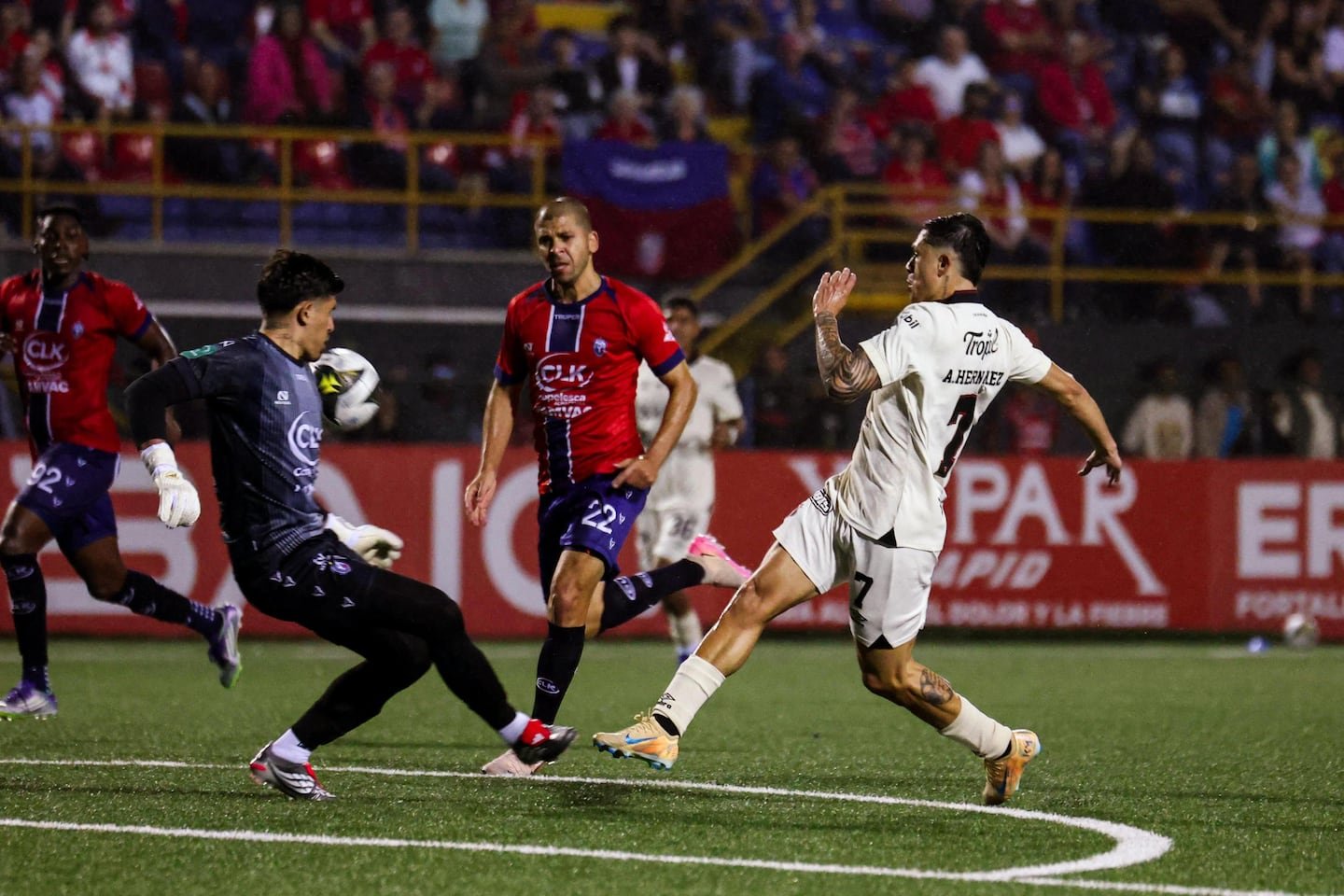 लीग लॉस एंजेलिसमध्ये तीन उल्लेखनीय हताहत आणि सेल्सो बोर्जेसच्या कबुलीसह उतरली.