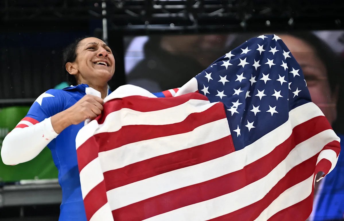 यूएसएच्या एलाना मेयर्स टेलर, 41 हिने नाट्यमय मोनोबॉबमध्ये सुवर्णपदक जिंकले, तर सहकारी कायली हम्फ्रीजने कांस्यपदक जिंकले