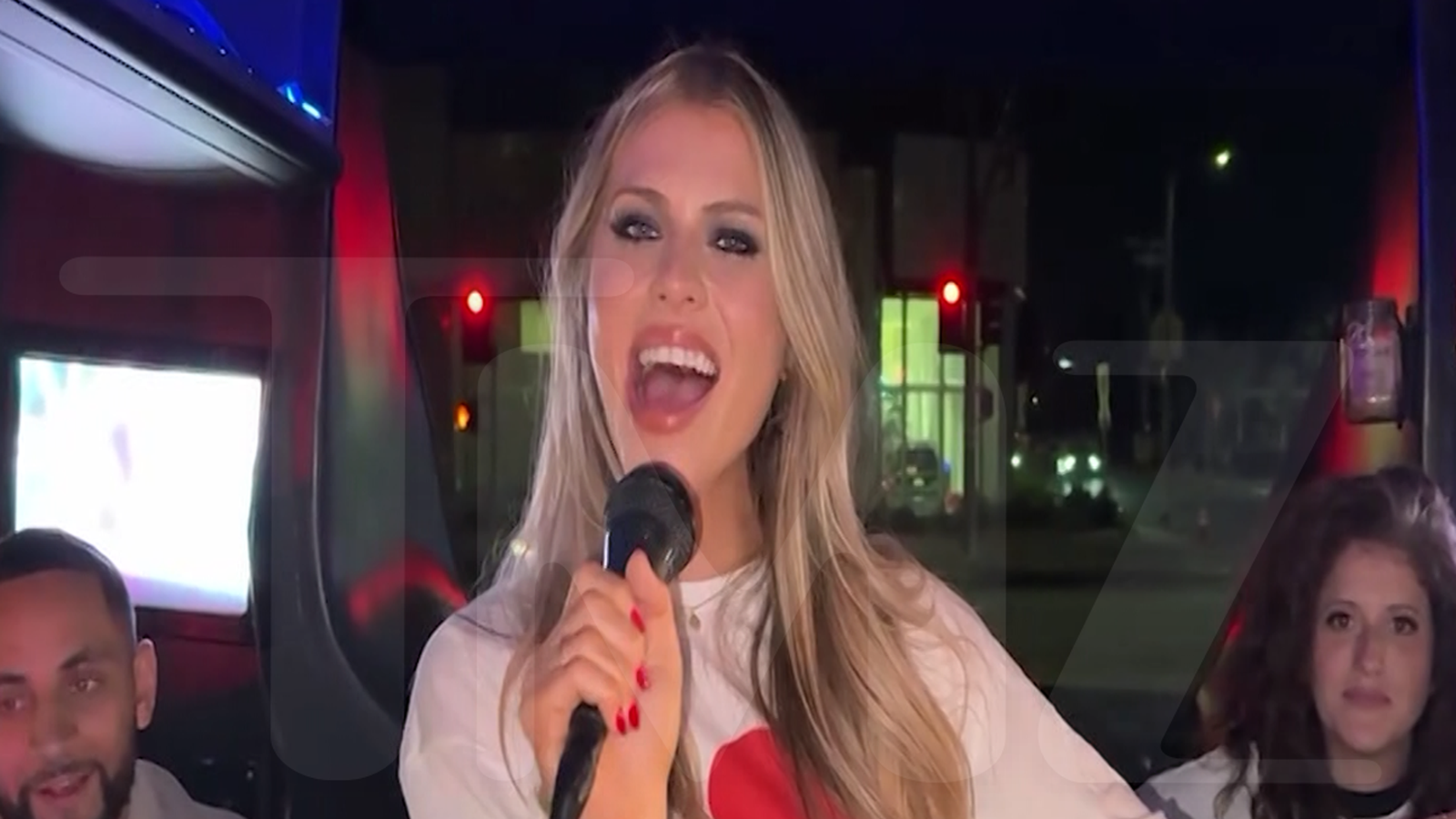 बेका मूरने ‘टीएमझेड आफ्टर डार्क’चा ताबा घेतला, वाइल्ड डेटिंगचा सल्ला शेअर केला