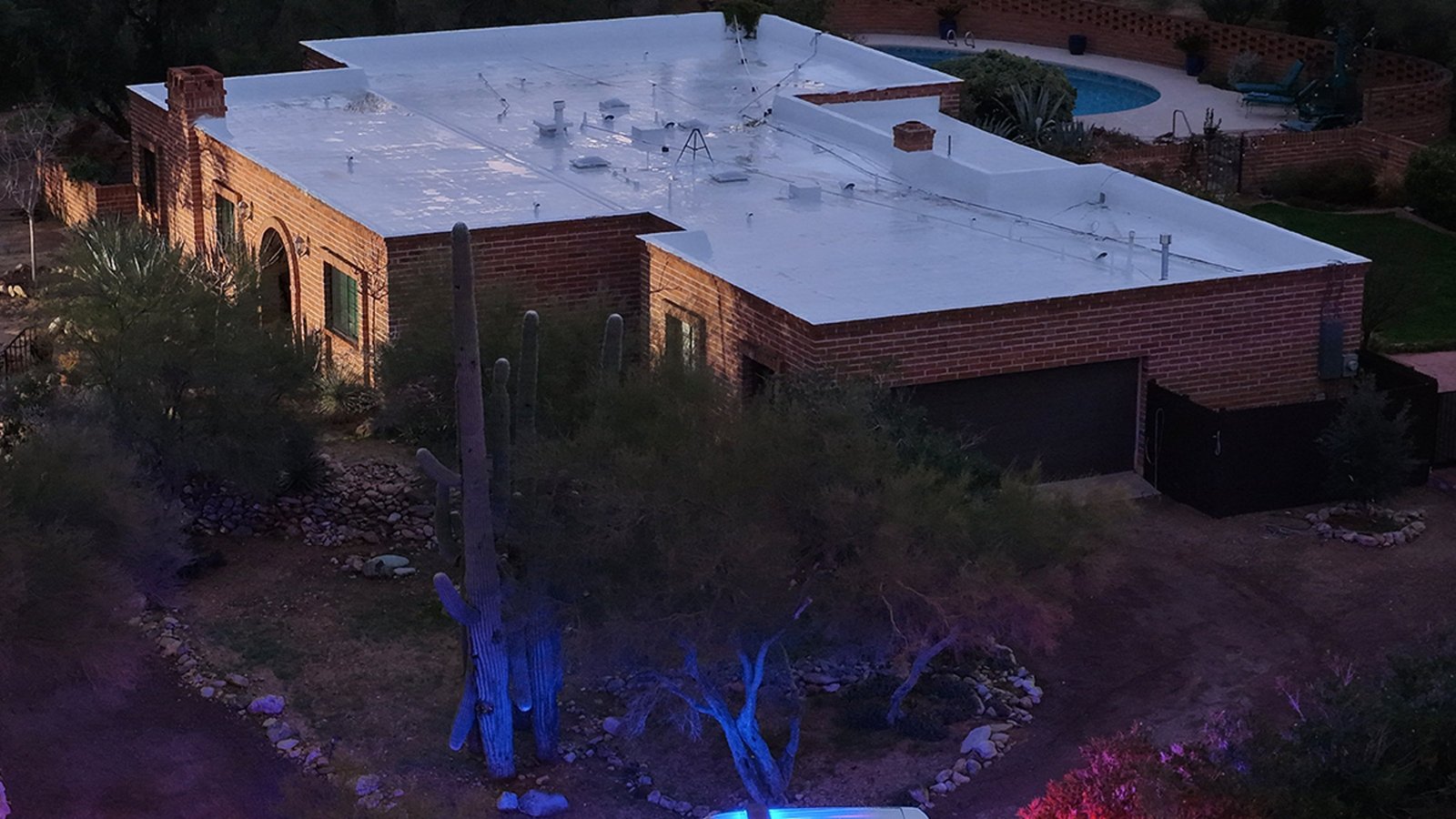 नॅन्सी गुथरीच्या घराबाहेर माणसाला अटक