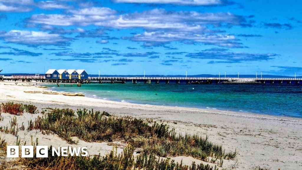 ऑस्ट्रेलियन किना-यावर अडकलेल्या कुटुंबाला वाचवण्यासाठी १३ वर्षांच्या ‘शूर’ मुलाने 4 किमी पोहत