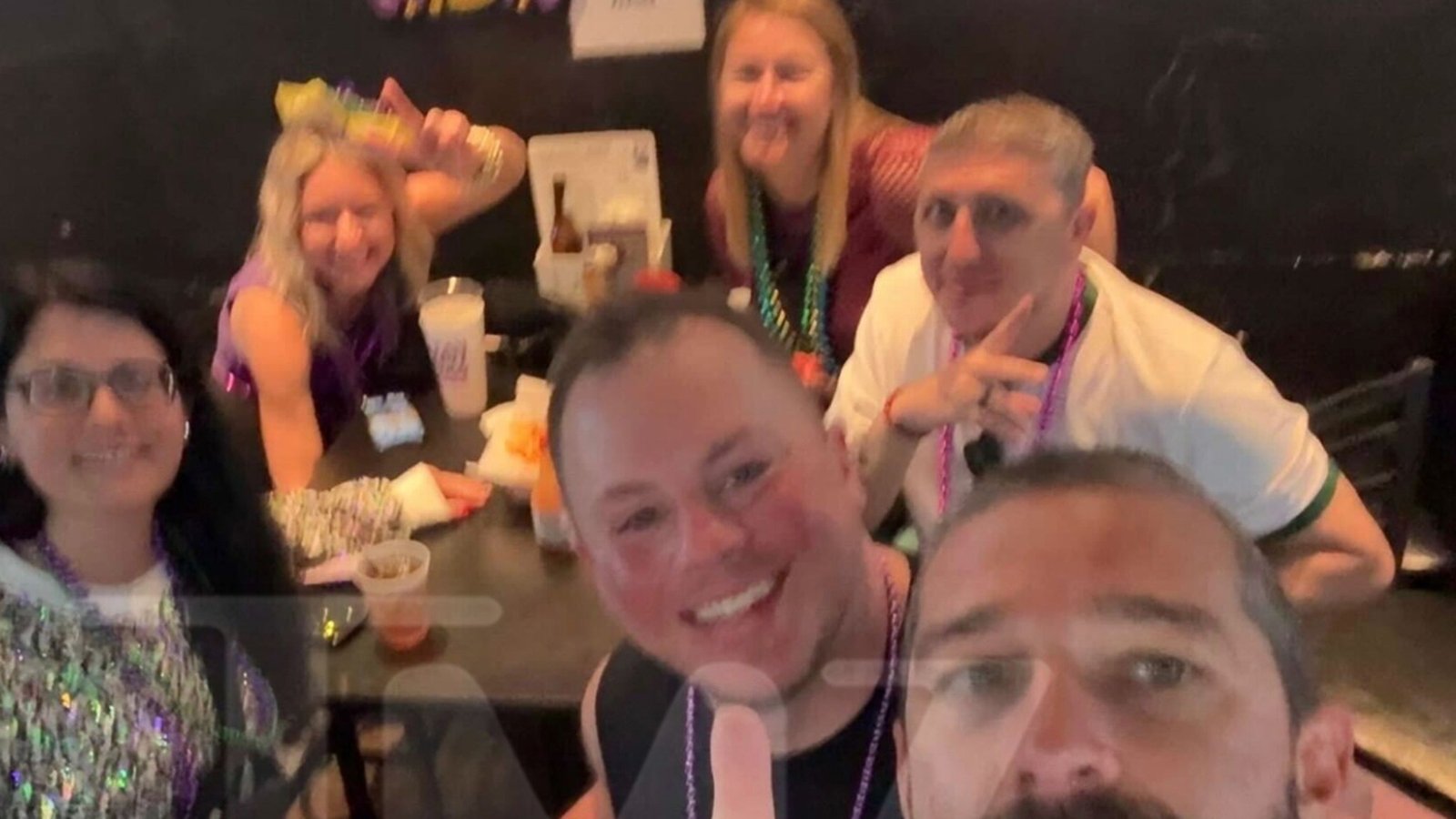 न्यू ऑर्लीयन्स तुरुंगातून सुटल्यानंतर शिया लाबीउफ बर्गरसाठी पबला मारतो