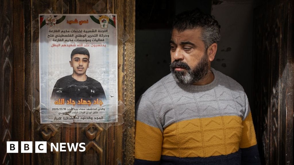 इस्रायली सैनिक एका पॅलेस्टिनी मुलाला गोळ्या घालतात आणि त्याच्याभोवती उभे राहून रक्तस्त्राव होतो, व्हिडिओ शो