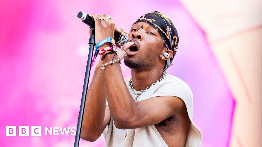 गायक D4vd ने किशोरवयीन मुलाला खुनाच्या तपासाचे ‘लक्ष्य’ म्हणून पुष्टी केली