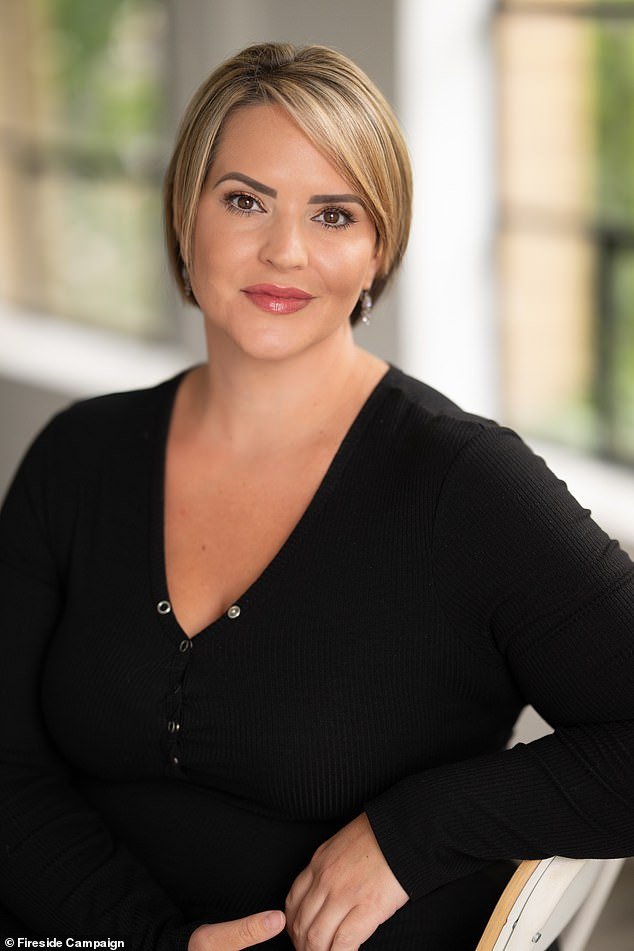 एक प्रख्यात डेमोक्रॅटिक खासदार “83 वर्षांच्या एका असुरक्षित माणसाकडून हजारो चोरल्याबद्दल” जामिनावर सुटल्यानंतर आंतरराष्ट्रीय फरारी बनले आहेत.