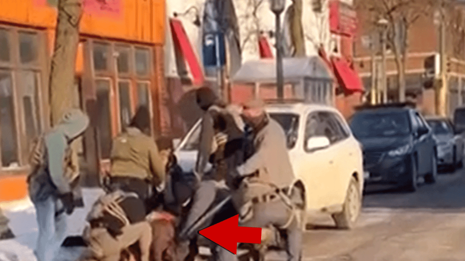 मिनियापोलिस शूटिंगचा नवीन व्हिडिओ ॲलेक्स प्रीटी, एजंट्सचा कुस्ती सामना दाखवतो