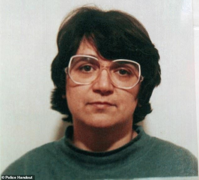 सीरियल किलर रोझ वेस्ट, 72, ‘एका तरुण कैद्याने तिला आठवडे तुरुंगात ठेवल्यानंतर लैंगिक अत्याचार केले’