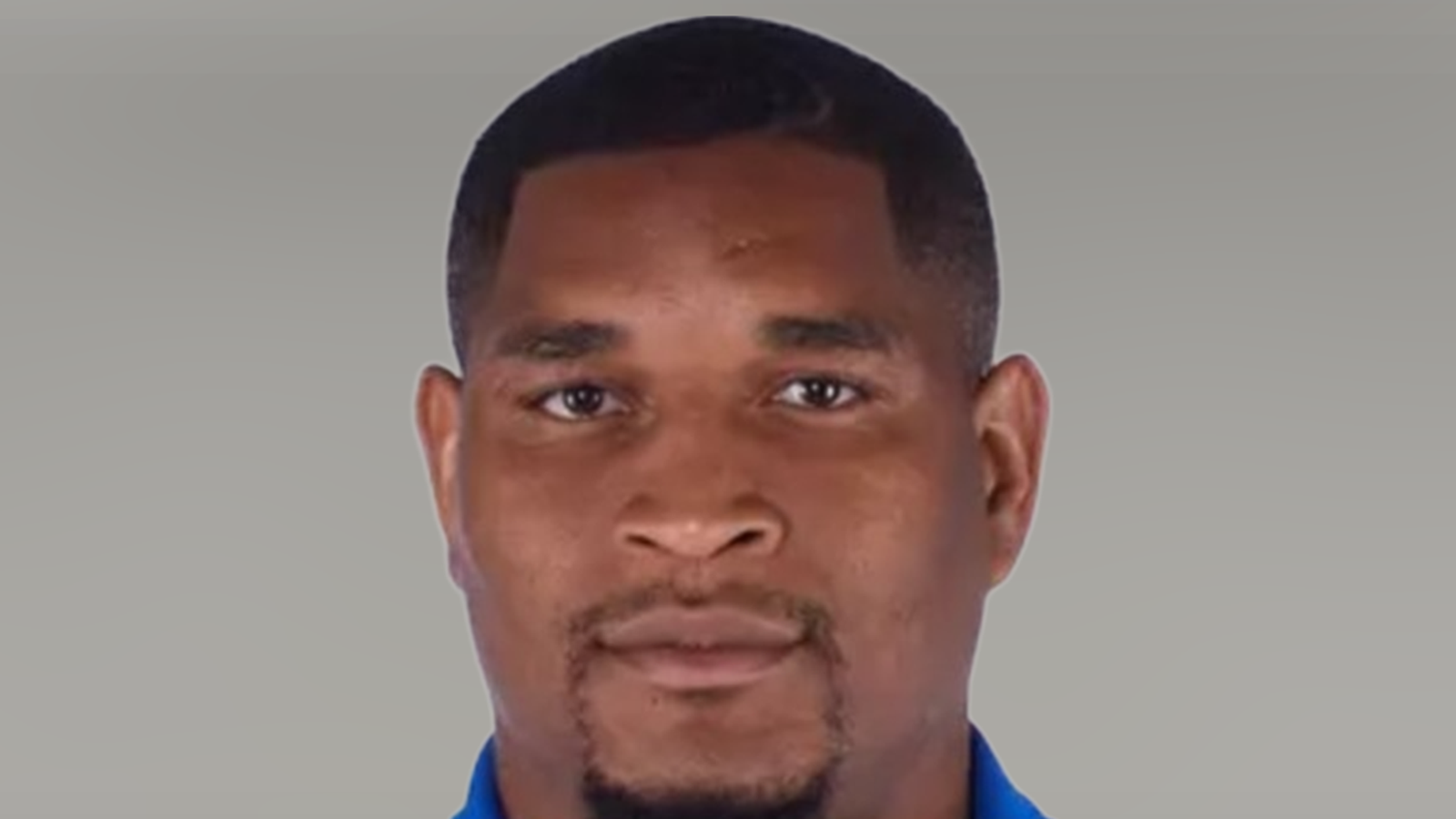 पिंपिंग, गन, ड्रग्जच्या आरोपाखाली कॉलेज हूप्स कर्मचाऱ्याला अटक