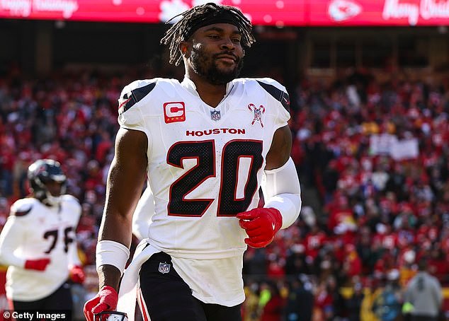 त्याच्या मंगेतराने त्याच्यावर मेथ-इंधन लैंगिक अत्याचाराचा आरोप केल्यापासून NFL स्टारची कारकीर्द काही महिन्यांपासून अडचणीत आली आहे.