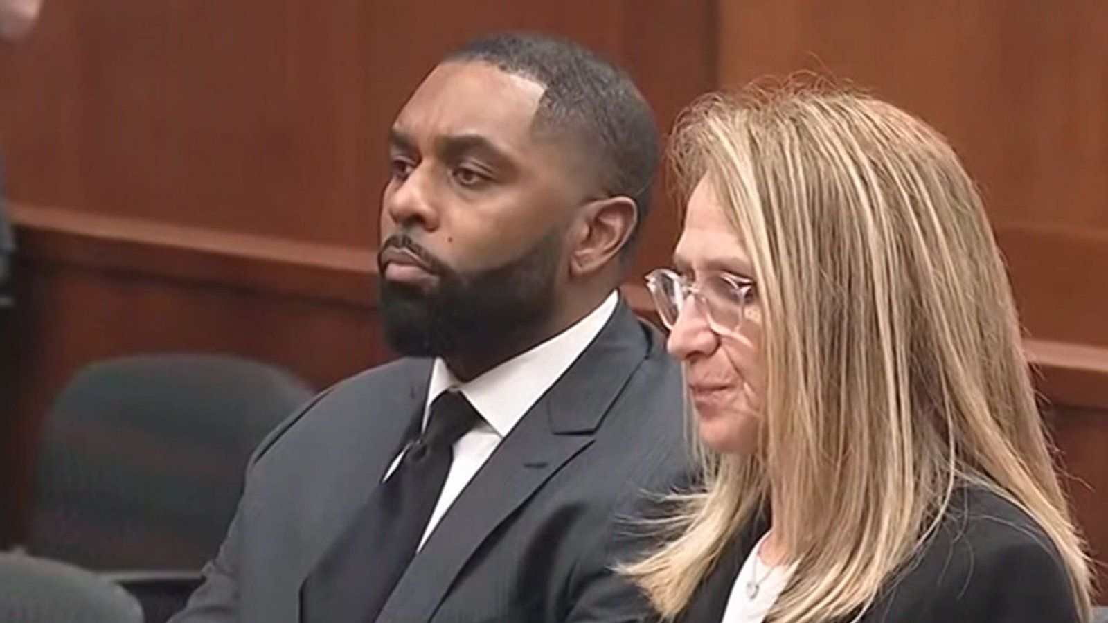 शेरॉन मूरने दोन गैरकृत्यांसाठी स्पर्धा न करण्याची विनंती करून करार केला