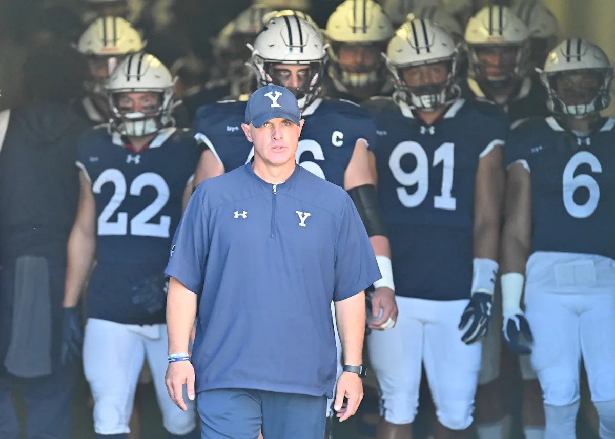 येलचे प्रशिक्षक टोनी रेनो यांनी त्यांच्या ‘सध्याच्या आरोग्य स्थिती’मुळे राजीनामा दिला