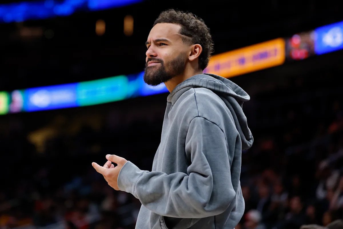 ट्रे यंगला त्याच्या पदार्पणाच्या काही दिवस आधी रॉकेट्ससोबत विझार्ड्स मॅचअप दरम्यान कोर्टसाइड घटनेनंतर बाहेर काढण्यात आले