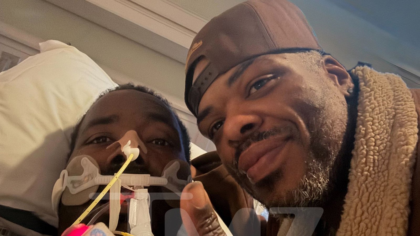 क्विंटन ॲरॉनने स्पाइनल स्ट्रोकसाठी रुग्णालयात दाखल झाल्यानंतर पहिला फोटो जारी केला आहे