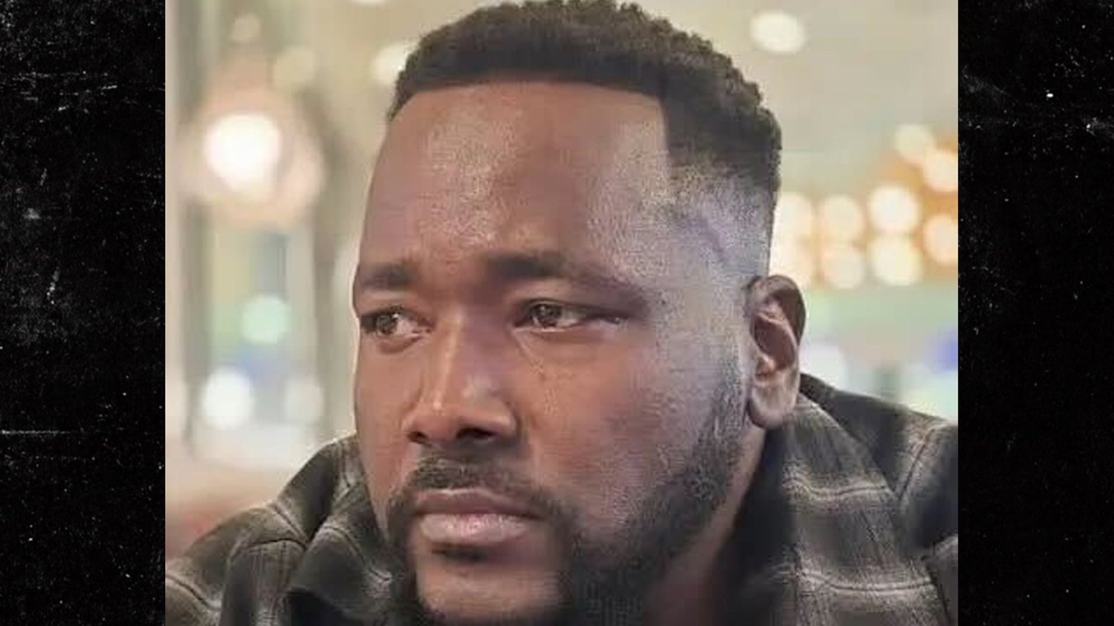 ‘ब्लाइंड साइड’ अभिनेता क्विंटन ॲरॉन, अर्धवट श्वास घेत आहे, लाइफ सपोर्टवर, ‘थम्स अप’