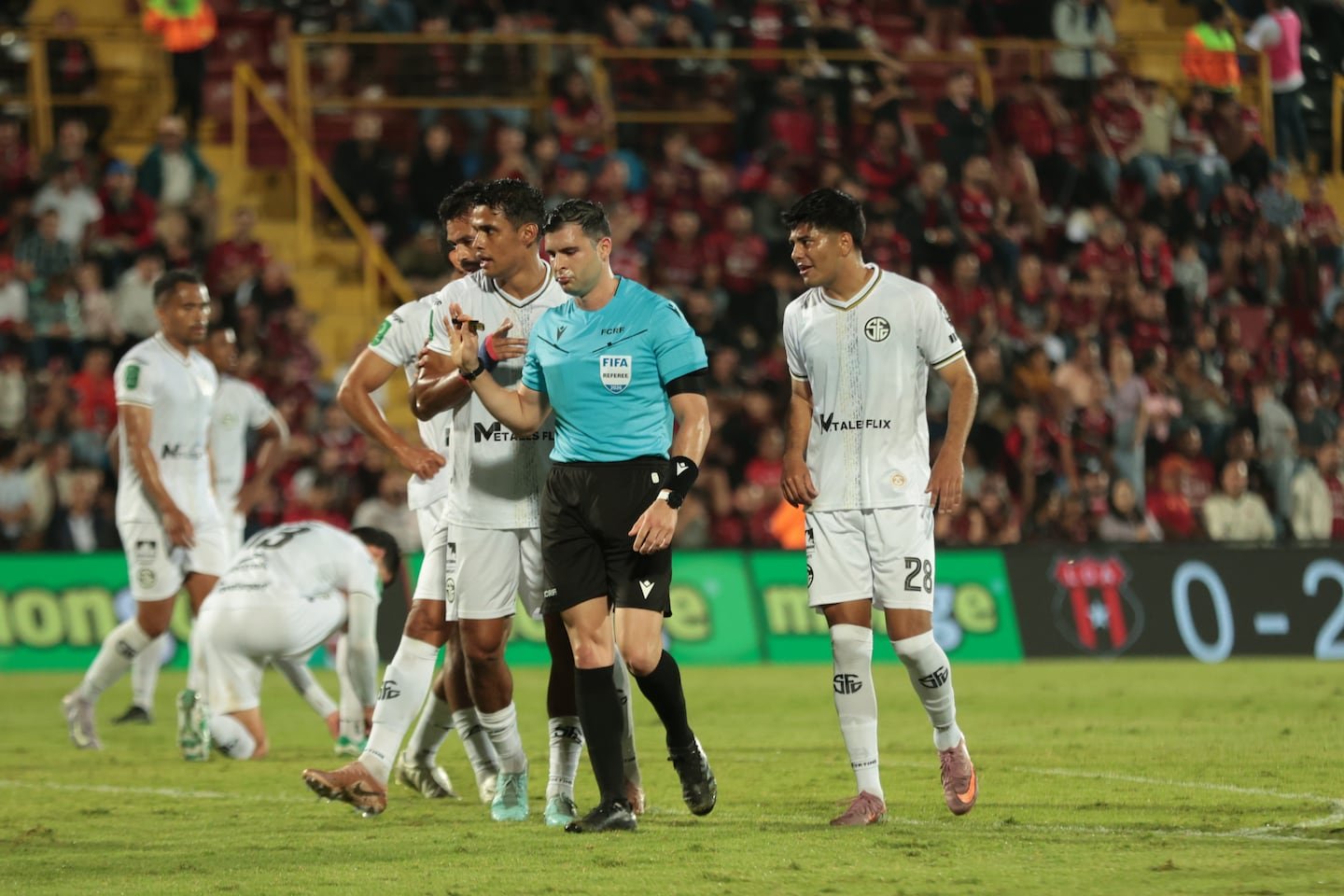 लीग टिकली का? स्पोर्टिंगचा रोष आणि हेन्री बेजारानोच्या जोरदार टिप्पण्या पेटवणारे नाटक