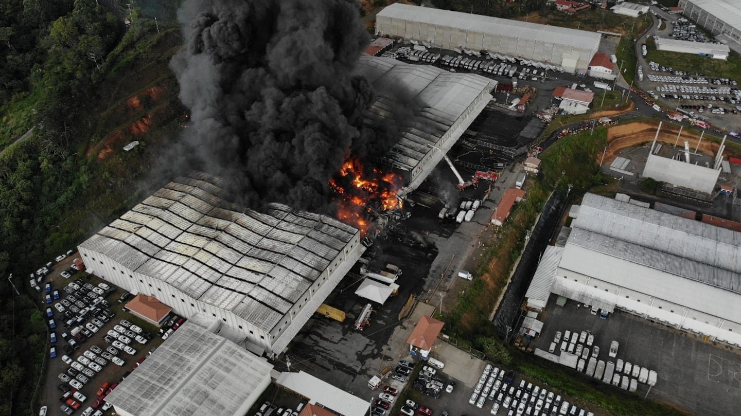 अग्निशमन दलाच्या जवानांनी सात तासांच्या परिश्रमानंतर डेस्पराडोस गोदामातील आग आटोक्यात आणली