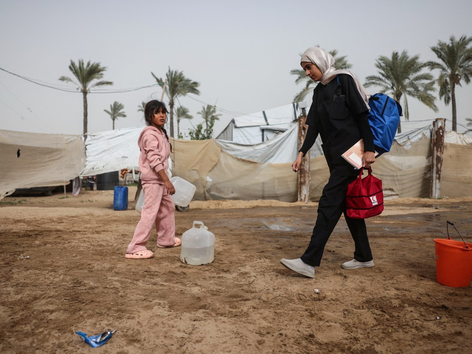 ऑनसाइट बंदुकधारींनी एमएसएफला गाझाच्या नासेर रुग्णालयात काम थांबवण्यास भाग पाडले इस्रायल-पॅलेस्टाईन संघर्ष बातम्या