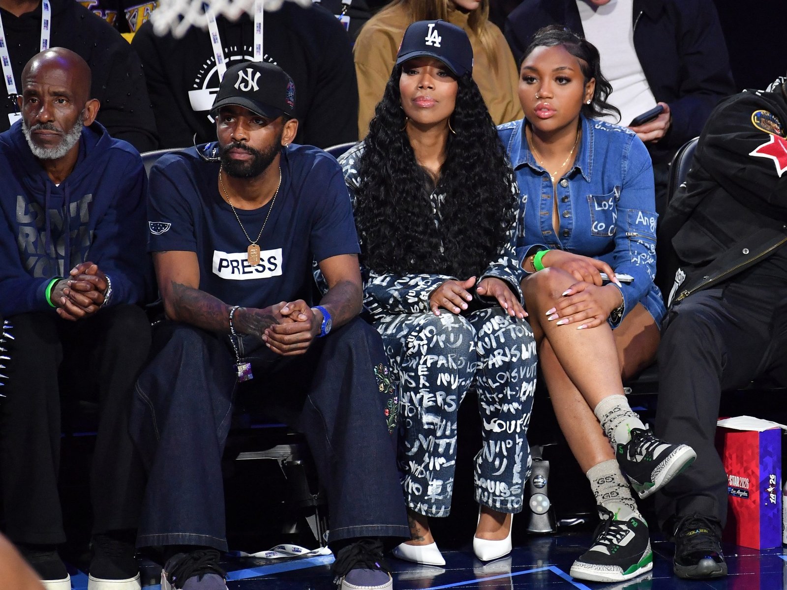 एनबीए ऑल-स्टार गेम इस्त्राईल-पॅलेस्टाईन संघर्षाच्या बातम्यांमध्ये किरी इरविंगने गाझा पत्रकारांसाठी प्रेस शर्ट घातला