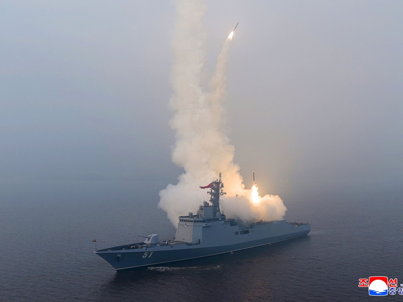 उत्तर कोरियाच्या किमने नवीन नौदल विनाशक किम जोंग उनच्या क्रूझ क्षेपणास्त्र चाचणीचे निरीक्षण केले