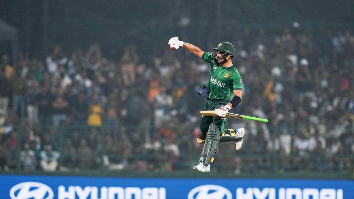 साहेबजादा फरहानचे श्रीलंकेविरुद्ध टी-२० विश्वचषक सुपर आठमधील शतकाचे क्षणचित्रे पहा