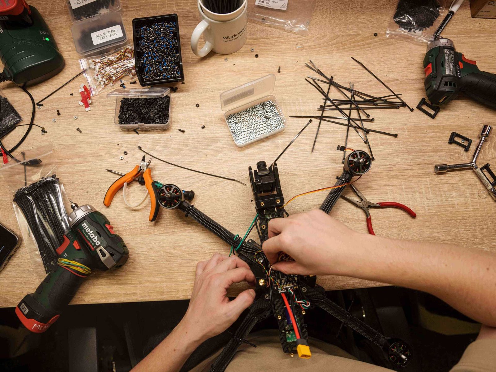 लेझर हे ड्रोनविरोधी युद्धाचे भविष्य आहे का? | शस्त्र बातम्या