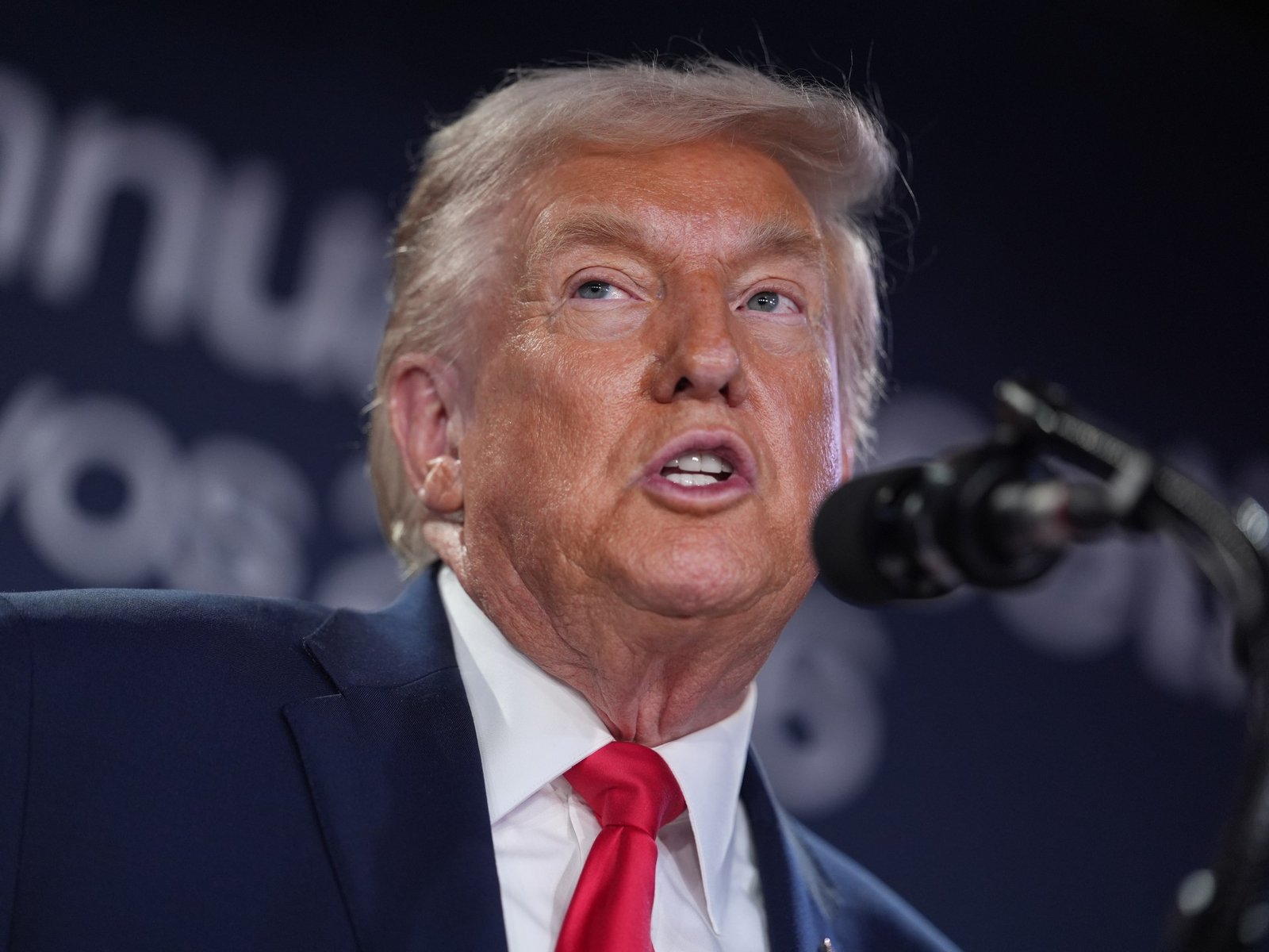 अफगाणिस्तानच्या तालिबानच्या बातम्यांबद्दलच्या रागाच्या भरात ट्रम्प यांनी यूके सैन्याची प्रशंसा केली