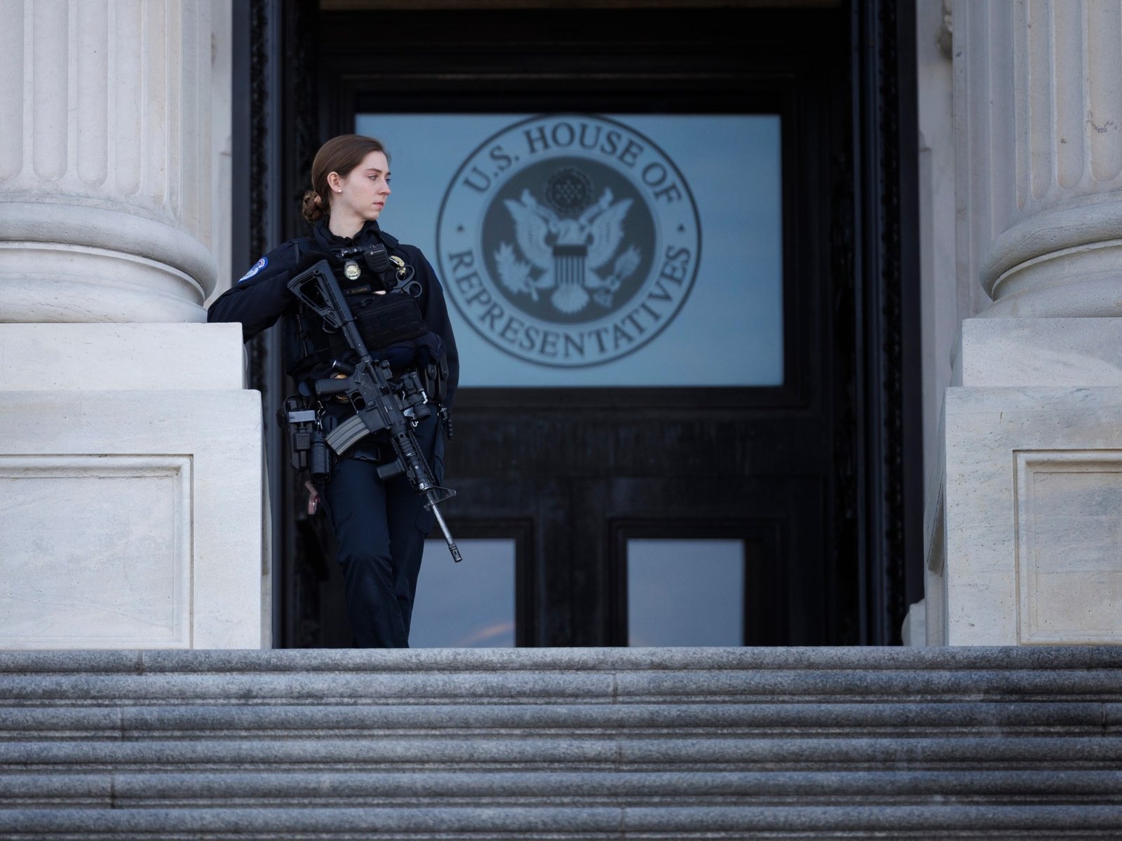 यूएस कॅपिटल इमारतीच्या दिशेने धावणाऱ्या व्यक्तीला पोलिसांनी गोळीबार करून अटक केली