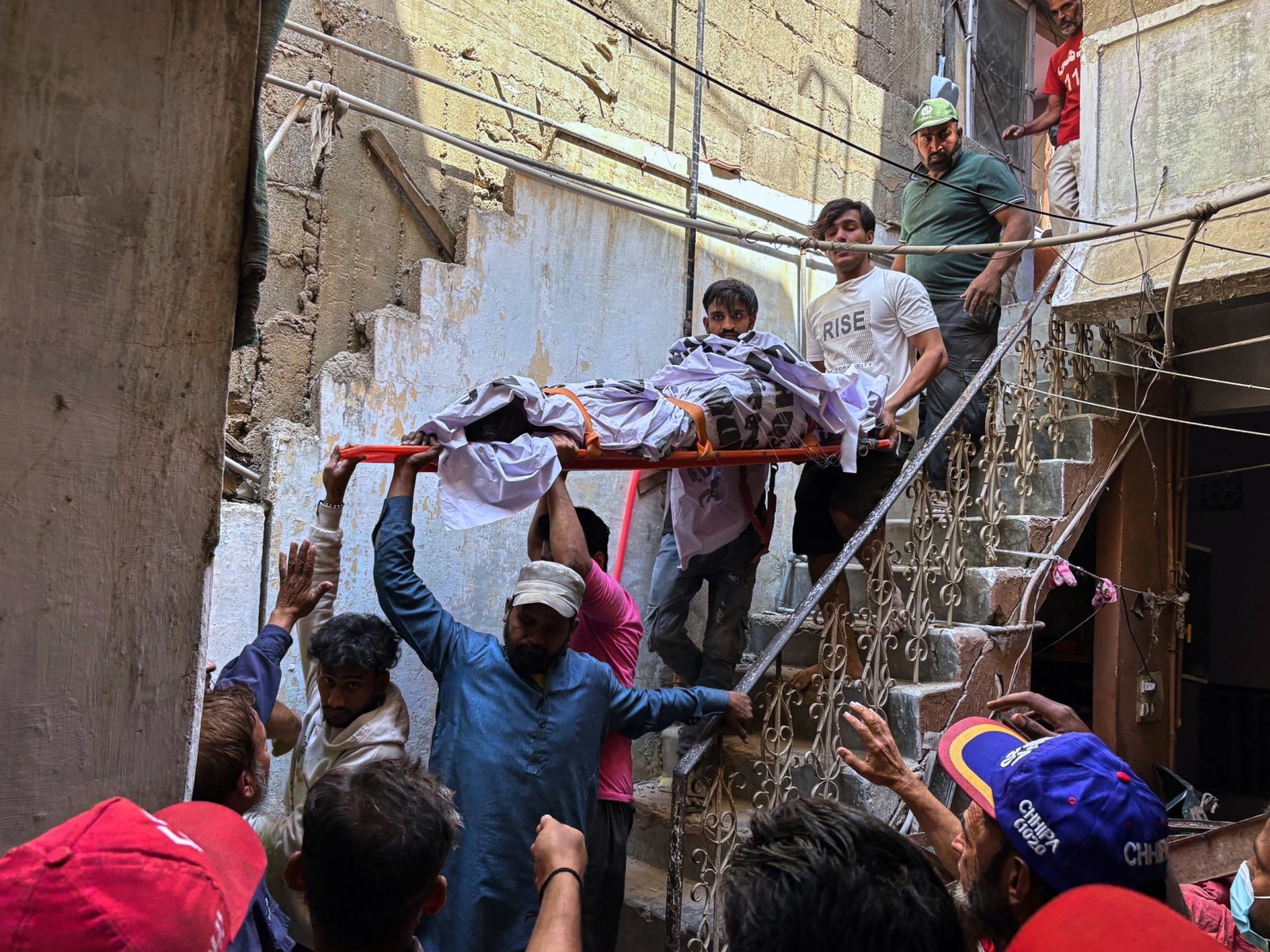 पाकिस्तानमधील कराचीमध्ये गॅस स्फोटात 13 जणांचा मृत्यू, इमारती कोसळल्याची बातमी समोर आली आहे