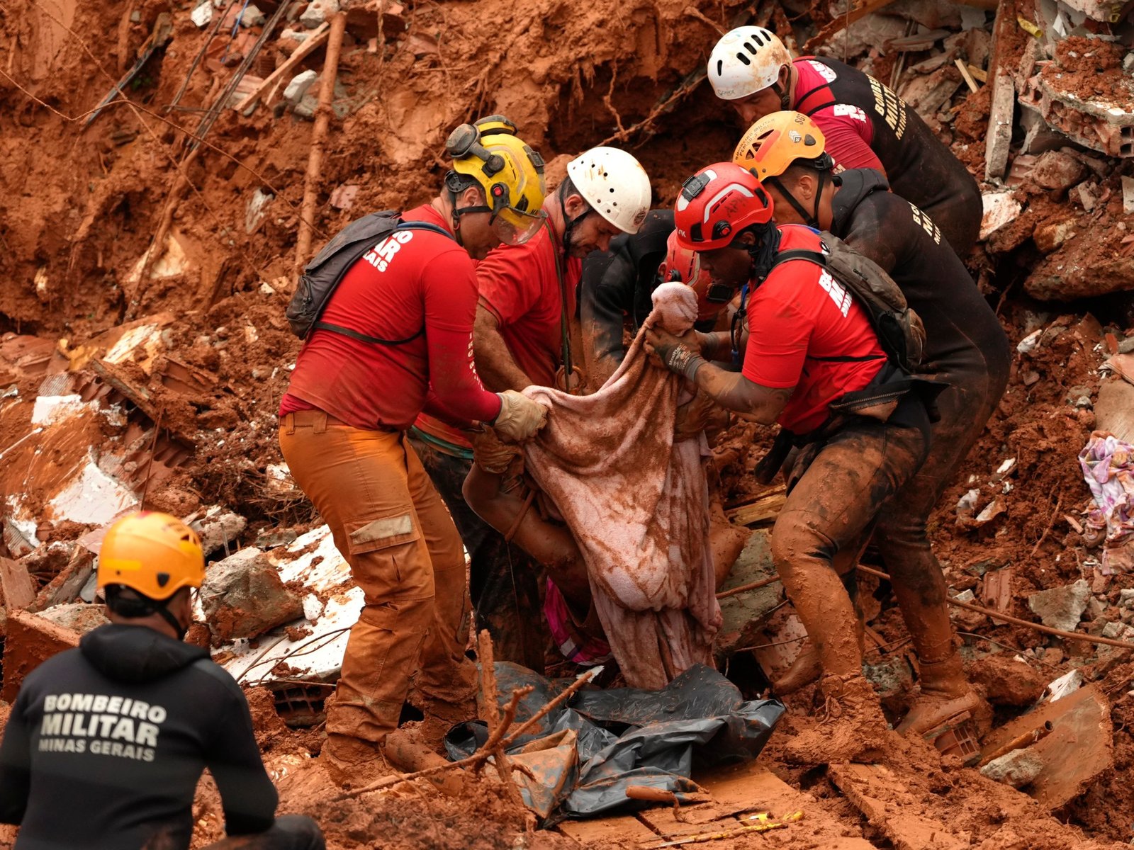 ब्राझीलच्या पुरात मृतांची संख्या ६४ वर, शोध प्रयत्न सुरूच | हवामान बातम्या