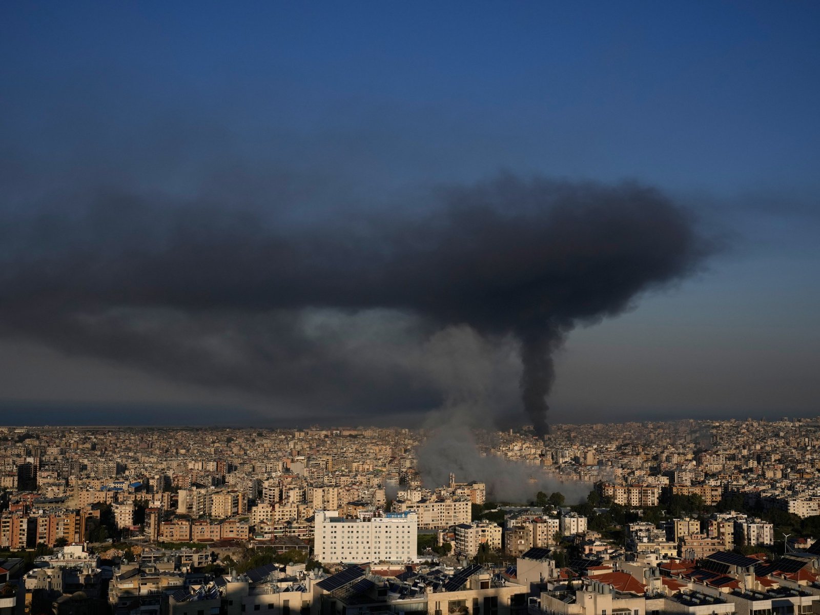 इस्रायलने लेबनॉनच्या बेरूतवर पुन्हा हल्ला केला; हिजबुल्लाहने इस्रायलमध्ये ड्रोन लॉन्च केले आहे इस्त्रायलने लेबनॉनवर हल्ला केला आहे