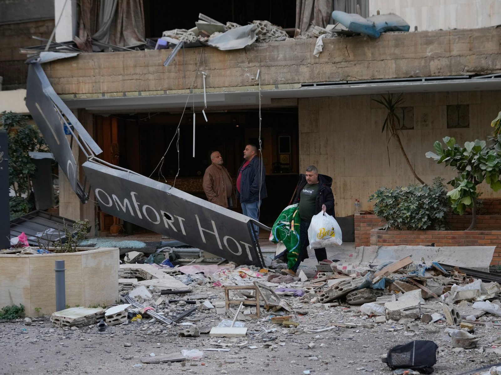 इस्रायली सैन्याने बेरूतमधील हॉटेल्सवर बॉम्बस्फोट, पूर्व लेबनॉनमधील निवासी इमारतींवर इस्रायलने हल्ला केला लेबनॉन बातम्या