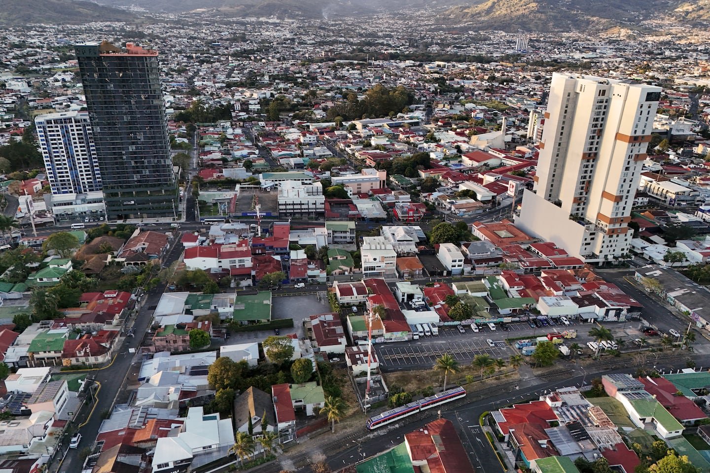 ECLAC च्या मते, मध्य अमेरिकन देश लॅटिन अमेरिकेतील सर्वात गरीब देशांपैकी एक आहे