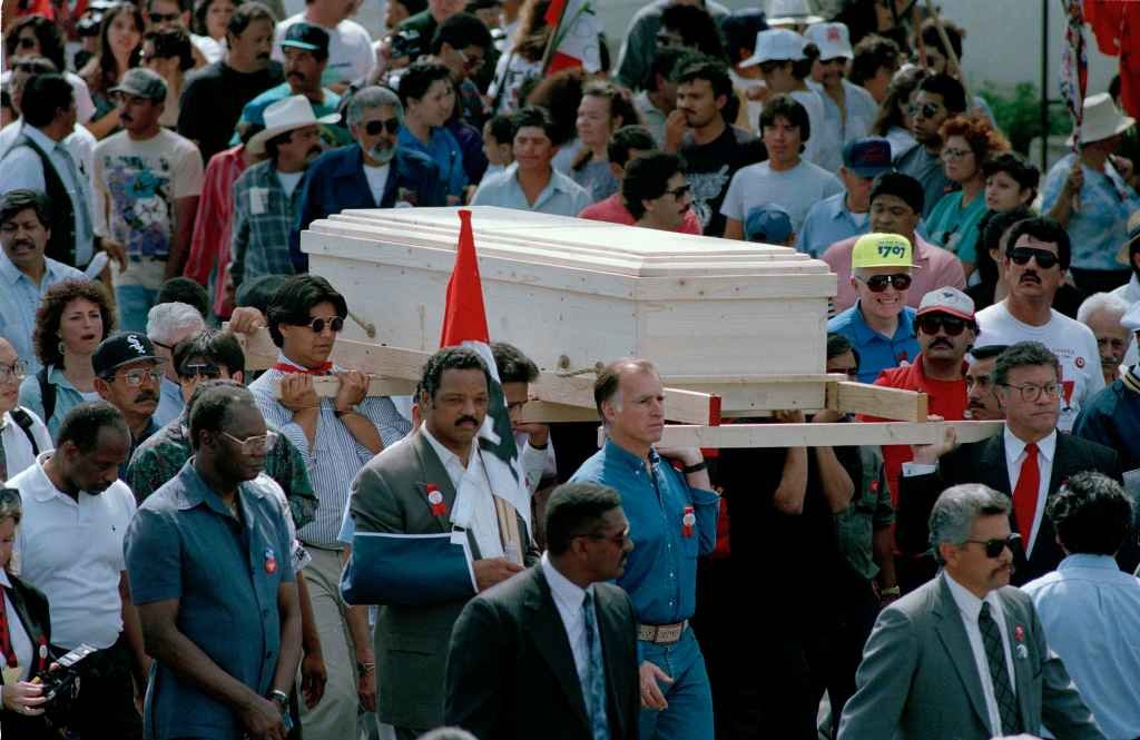 जेसी जॅक्सनचे सहकारी राजकीय व्यक्ती जेरी ब्राउन यांच्याशी गुंतागुंतीचे नाते होते